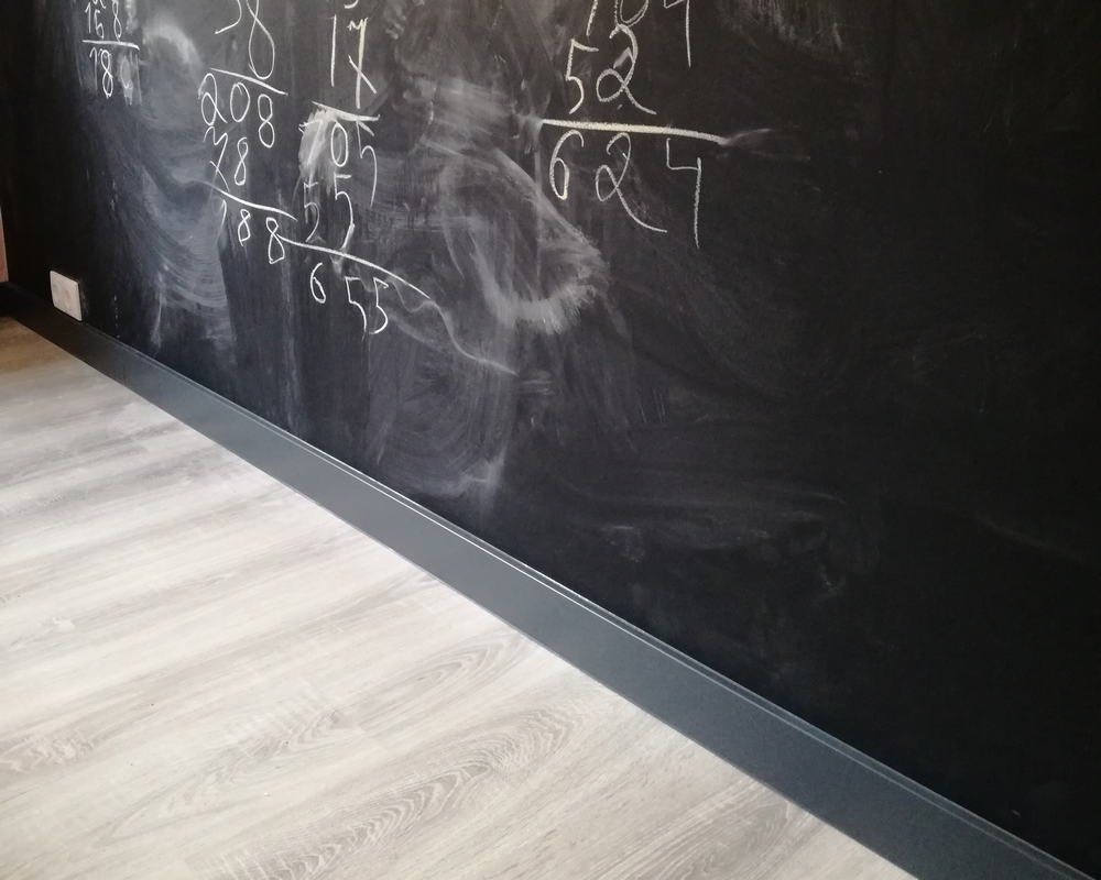 Плинтус ХДФ Dollken Cubu Flex Life 40мм х 11/13мм х 2,5 м 1209 Антрацит RAL 7016