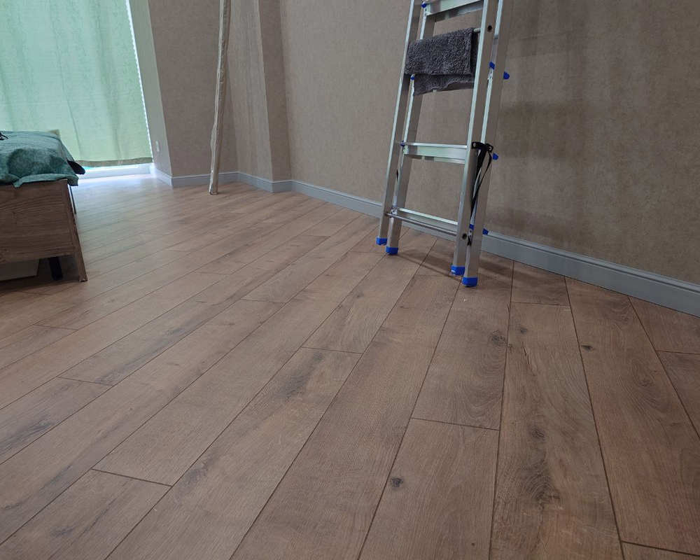 Плинтус из полистирола высокой плотности Волшебная палочка . 80мм 2м. NCS 2500N. Окрашенная