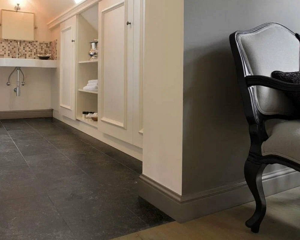 Плинтус из полистирола высокой плотности Волшебная палочка . 80мм 2м. NCS 2500N. Окрашенная