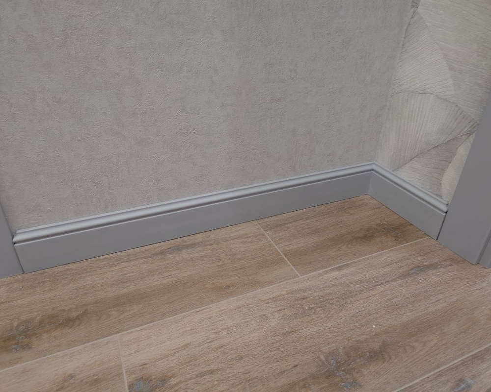 Плинтус из полистирола высокой плотности Волшебная палочка . 80мм 2м. NCS 2500N. Окрашенная