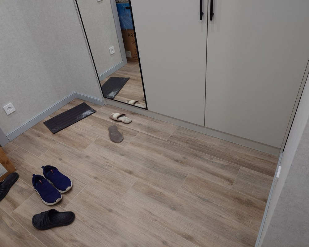 Плинтус из полистирола высокой плотности Волшебная палочка . 80мм 2м. NCS 2500N. Окрашенная