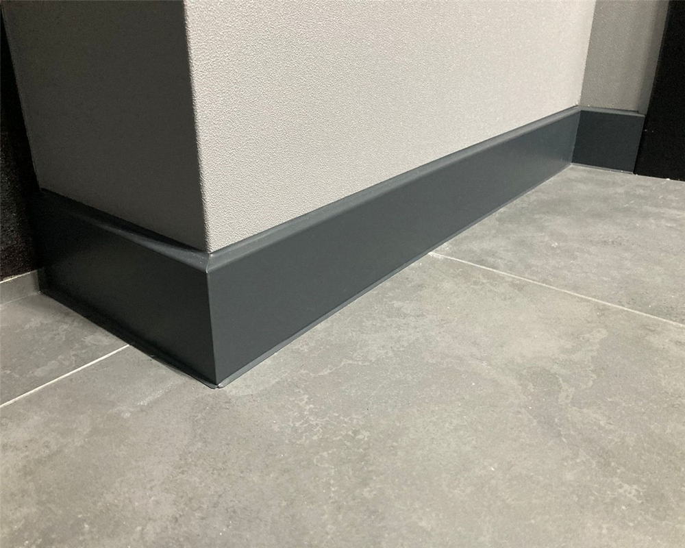 Плинтус ХДФ Dollken Cubu Flex Life 40мм х 11/13мм х 2,5 м 1209 Антрацит RAL 7016