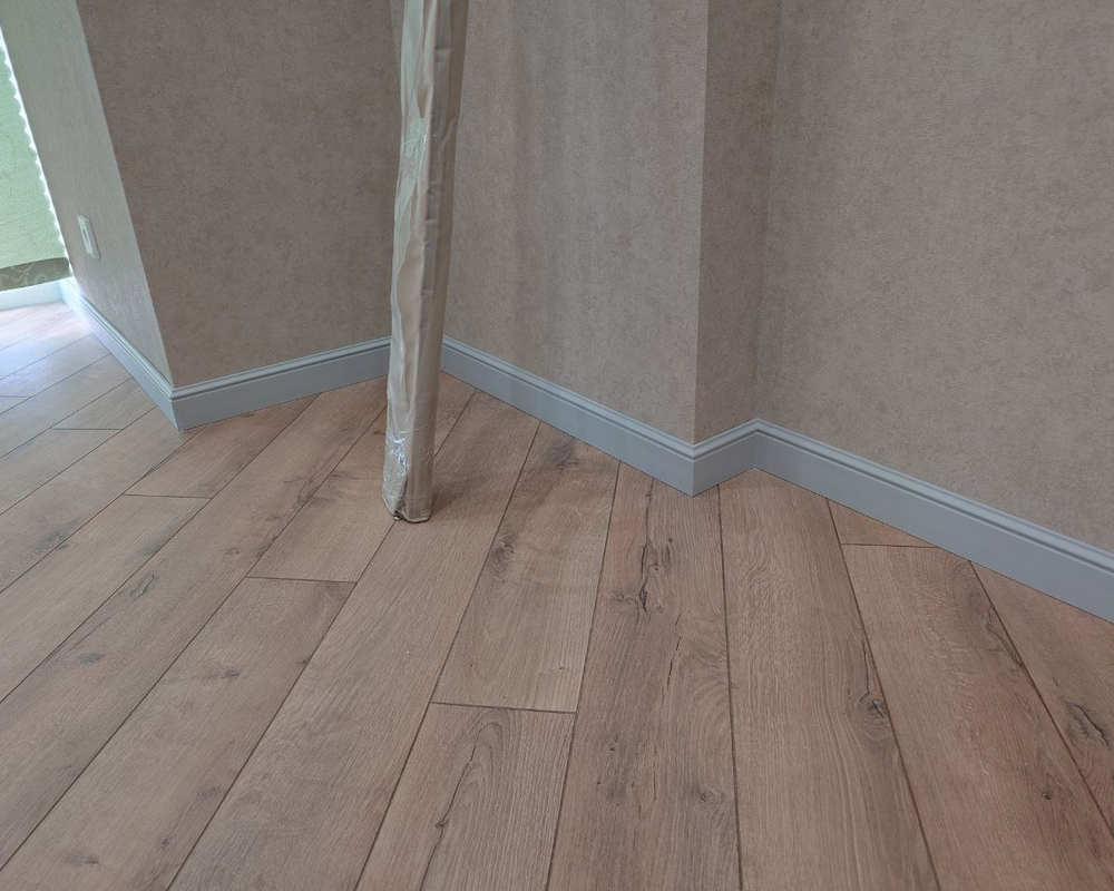 Плинтус из полистирола высокой плотности Волшебная палочка . 80мм 2м. NCS 2500N. Окрашенная