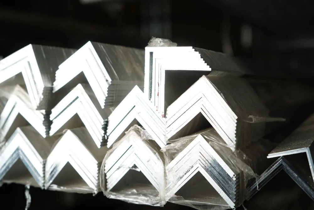 Уголок алюминиевый 50*50*1,5 мм 2,0м без покрытия